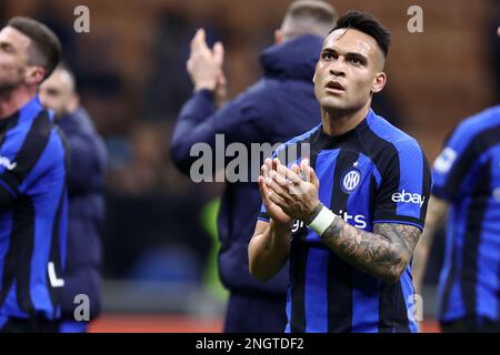 Mailand, Italien. 18. Februar 2023. Lautaro Martinez vom FC Internazionale feiert am Ende des Fußballspiels der Serie A vor dem FC Internazionale und Udinese Calcio am 18. Februar 2023 im Stadio Giuseppe Meazza in Mailand , Italien . Kredit: Marco Canoniero/Alamy Live News Stockfoto