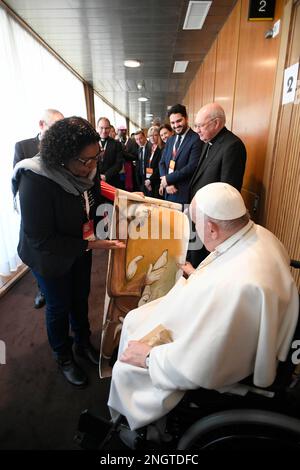 Vatikan, Vatikan. 18. Februar 2023. Italien, Rom, Vatikan, 2023/2/18. Papst Franziskus während einer Konferenz mit den Teilnehmern der Konferenz, die vom Diktat für die Laitas, die Familie und das Leben in die Synodenhalle des Vatikans beworben wurde. Foto der Vatikanischen Medien / katholisches Pressefoto . BESCHRÄNKT AUF REDAKTIONELLE VERWENDUNG - KEIN MARKETING - KEINE WERBEKAMPAGNEN. Kredit: Unabhängige Fotoagentur/Alamy Live News Stockfoto