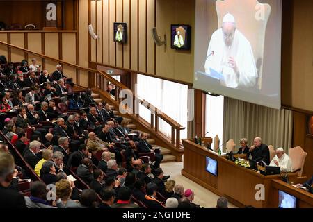 Vatikan, Vatikan. 18. Februar 2023. Italien, Rom, Vatikan, 2023/2/18. Papst Franziskus während einer Konferenz mit den Teilnehmern der Konferenz, die vom Diktat für die Laitas, die Familie und das Leben in die Synodenhalle des Vatikans beworben wurde. Foto der Vatikanischen Medien / katholisches Pressefoto . BESCHRÄNKT AUF REDAKTIONELLE VERWENDUNG - KEIN MARKETING - KEINE WERBEKAMPAGNEN. Kredit: Unabhängige Fotoagentur/Alamy Live News Stockfoto