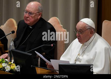 Vatikan, Vatikan. 18. Februar 2023. Italien, Rom, Vatikan, 2023/2/18. Papst Franziskus während einer Konferenz mit den Teilnehmern der Konferenz, die vom Diktat für die Laitas, die Familie und das Leben in die Synodenhalle des Vatikans beworben wurde. Foto der Vatikanischen Medien / katholisches Pressefoto . BESCHRÄNKT AUF REDAKTIONELLE VERWENDUNG - KEIN MARKETING - KEINE WERBEKAMPAGNEN. Kredit: Unabhängige Fotoagentur/Alamy Live News Stockfoto