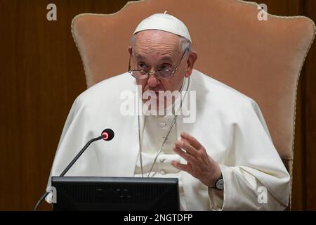 Vatikan, Vatikan. 18. Februar 2023. Italien, Rom, Vatikan, 2023/2/18. Papst Franziskus während einer Konferenz mit den Teilnehmern der Konferenz, die vom Diktat für die Laitas, die Familie und das Leben in die Synodenhalle des Vatikans beworben wurde. Foto der Vatikanischen Medien / katholisches Pressefoto . BESCHRÄNKT AUF REDAKTIONELLE VERWENDUNG - KEIN MARKETING - KEINE WERBEKAMPAGNEN. Kredit: Unabhängige Fotoagentur/Alamy Live News Stockfoto