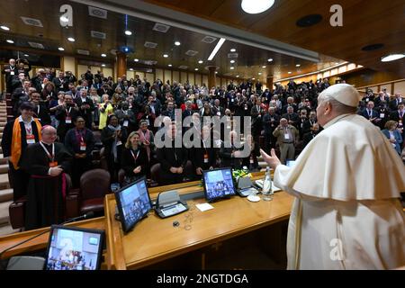 Vatikan, Vatikan. 18. Februar 2023. Italien, Rom, Vatikan, 2023/2/18. Papst Franziskus während einer Konferenz mit den Teilnehmern der Konferenz, die vom Diktat für die Laitas, die Familie und das Leben in die Synodenhalle des Vatikans beworben wurde. Foto der Vatikanischen Medien / katholisches Pressefoto . BESCHRÄNKT AUF REDAKTIONELLE VERWENDUNG - KEIN MARKETING - KEINE WERBEKAMPAGNEN. Kredit: Unabhängige Fotoagentur/Alamy Live News Stockfoto