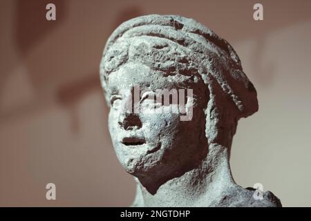 Römische Skulptur einer Frau im Centrale Montemartini in Rom (Italien) Stockfoto