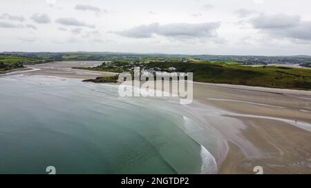 Inchydoney Beach in Irland an einem bewölkten Sommertag, Top Aussicht. Küstenlandschaft. Der berühmte irische Sandstrand. Die Küste des Atlantischen Ozeans Stockfoto