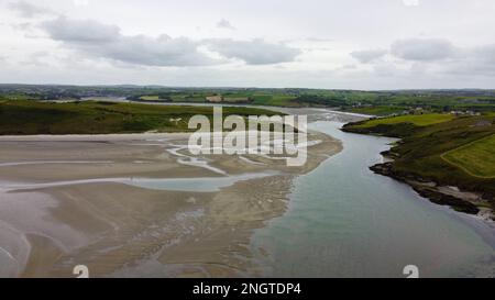 Inchydoney Beach an einem bewölkten Sommertag, Top Aussicht. Küstenlandschaft. Der berühmte irische Sandstrand. Die Küste des Atlantischen Ozeans. Stockfoto