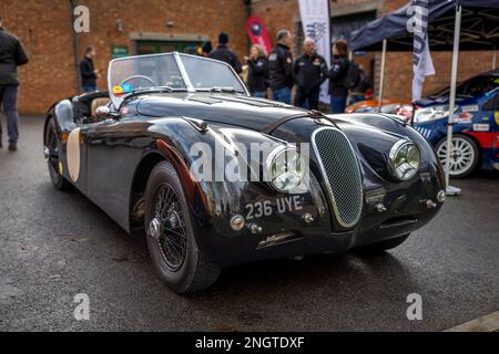 1957 Jaguar XK150 „236 UYE“ auf der Januar-Scramble im Bicester Heritage am 8. Januar 2023. Stockfoto
