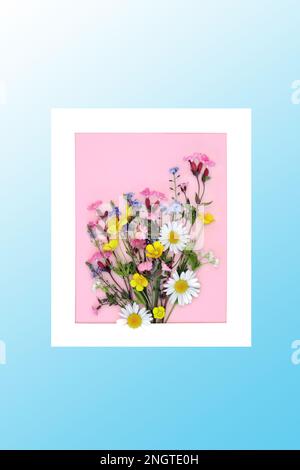 Wilde Blüten-Pose abstrakter Bilderrahmen auf pinkfarbenem Hintergrund. Minimaler abstrakter Rand auf blauem Farbverlauf. Die schöne Frühlingslandschaft. Stockfoto