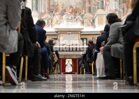 Vatikan, Vatikan. 18. Februar 2023. Italien, Rom, Vatikan, 2023/2/18. Papst Franziskus während einer privaten Audienz mit den Teilnehmern des vom Tribunal of the Roman Rota geförderten Ausbildungskurses für Angehörige der Rechtsberufe, Vatikanisches Foto von den Vatikanischen Medien/katholisches Pressefoto. BESCHRÄNKT AUF REDAKTIONELLE VERWENDUNG - KEIN MARKETING - KEINE WERBEKAMPAGNEN. Kredit: Unabhängige Fotoagentur/Alamy Live News Stockfoto