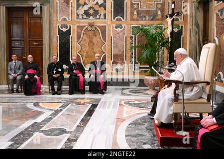 Vatikan, Vatikan. 18. Februar 2023. Italien, Rom, Vatikan, 2023/2/18. Papst Franziskus während einer privaten Audienz mit den Teilnehmern des vom Tribunal of the Roman Rota geförderten Ausbildungskurses für Angehörige der Rechtsberufe, Vatikanisches Foto von den Vatikanischen Medien/katholisches Pressefoto. BESCHRÄNKT AUF REDAKTIONELLE VERWENDUNG - KEIN MARKETING - KEINE WERBEKAMPAGNEN. Kredit: Unabhängige Fotoagentur/Alamy Live News Stockfoto