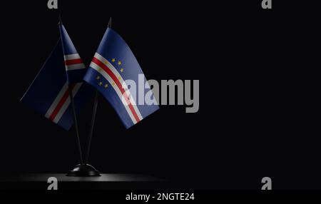 Kleine Nationalflaggen der Kapverden auf schwarzem Hintergrund. Stockfoto