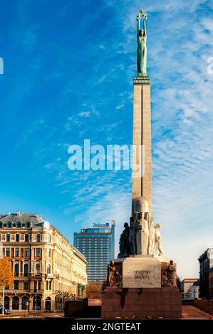 RIGA, LETTLAND - 0ctober 28, 2012: Rigas Freiheitsdenkmal dominiert die Skyline der Stadt. Stockfoto