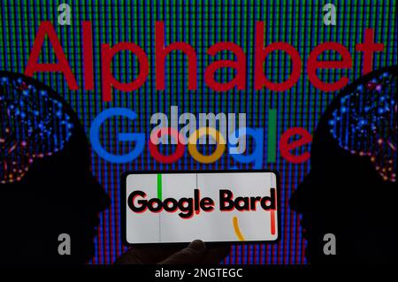 Das Google Alphabet wird auf dem Bildschirm angezeigt, während Google Bard auf dem Mobilgerät angezeigt wird (siehe Abbildung). Am 19. Februar 2023 in Brüssel, Belgien. Stockfoto