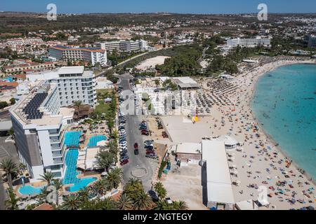 Draufsicht auf den Nissi-Strand im Ajia Napa Resort in Zypern Stockfoto