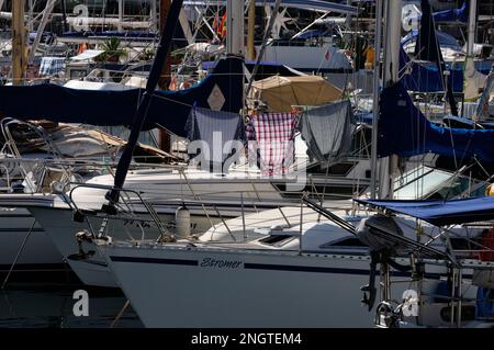 Wäschetrockner an Deck eines Segelboots Stockfoto