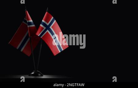 Kleine norwegische Nationalflaggen auf schwarzem Hintergrund. Stockfoto