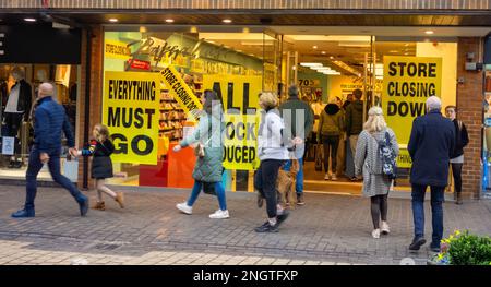 Papierladen, die Maltings, St. Albans, Hertfordshire, Schließung des Verkaufsangebots am 2023. Februar mit Schildern für „Alle Bestände reduziert“ und „alles muss“ Stockfoto