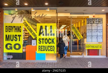 Papierladen, die Maltings, St. Albans, Hertfordshire, Schließung des Verkaufsangebots am 2023. Februar mit Schildern für „Alle Bestände reduziert“ und „alles muss“ Stockfoto