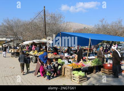 OVAKENT, HATAY, TÜRKEI-DEZEMBER 10:Unbekannte Usbeken und afghanische Einwanderer kaufen Obst und Gemüse auf dem lokalen Bauernmarkt. Dezember 10,2016 Stockfoto