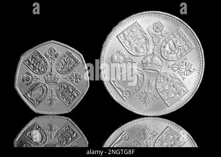 Rückseite einer 2022 50p & 1953 Krone mit einer Krone in der Mitte eines symbolischen Kreuzes aus Distel, Rose, Lauch und Shamrock Stockfoto