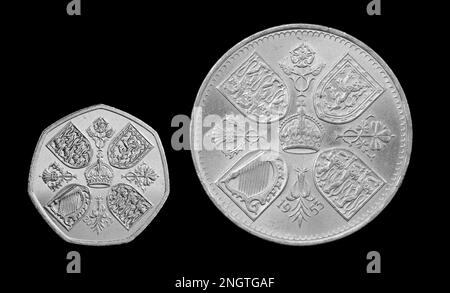 Rückseite einer 2022 50p & 1953 Krone mit einer Krone in der Mitte eines symbolischen Kreuzes aus Distel, Rose, Lauch und Shamrock Stockfoto