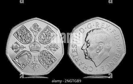 Die neue 50-Pence-Münze mit dem ersten Münzporträt von König Karl III. Von Martin Jennings. Auf der Rückseite befindet sich die Krone aus dem Jahr 1953 Stockfoto