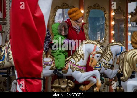 Moskau, Russland. 17. Februar 2023. Die Bürger genießen ein Weihnachtskarussell auf dem Tverskaya Squarein im Vorfeld der Maslenitsa-Feiern in Moskau, Russland Stockfoto