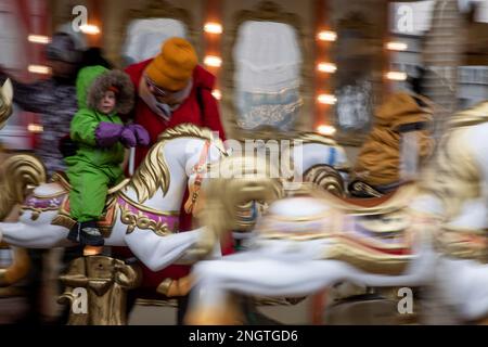 Moskau, Russland. 17. Februar 2023. Die Bürger genießen ein Weihnachtskarussell auf dem Tverskaya Squarein im Vorfeld der Maslenitsa-Feiern in Moskau, Russland Stockfoto