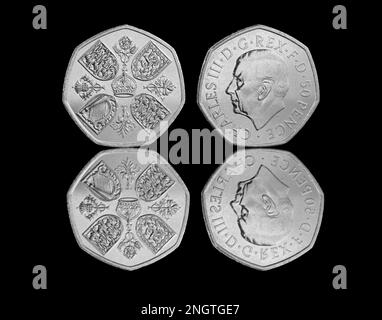 Die neue 50-Pence-Münze mit dem ersten Münzporträt von König Karl III. Von Martin Jennings. Auf der Rückseite befindet sich die Krone aus dem Jahr 1953 Stockfoto