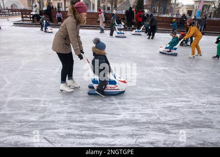 Moskau, Russland. 18. Februar 2023. Auf einer Schlittschuhbahn im VDNKh Exhibition Center in Moskau, Russland, laufen die Menschen Schlittschuh Stockfoto