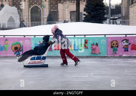 Moskau, Russland. 18. Februar 2023. Auf einer Schlittschuhbahn im VDNKh Exhibition Center in Moskau, Russland, laufen die Menschen Schlittschuh Stockfoto