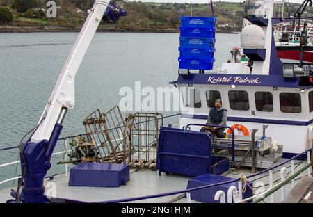 Fischer, die Fänge von Trawler anlanden. Stockfoto