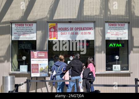 San Antonio, Texas, USA - Februar 2023: Besucher kaufen Eintrittskarten für den Tower of the Americas. Es wurde für die Weltausstellung 1968 gebaut. Stockfoto