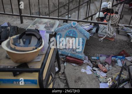 Kharamanmaras, Türkei. 18. Februar 2023. Ein Foto von einem Kind, das angeblich unter den Trümmern seines Familienhauses im Epizentrum des Erdbebens vermisst wird. Ein Erdbeben der Stärke 7,7 mit Epizentrum in der südöstlichen Provinz Kharamanmaras ereignete sich in den frühen Morgenstunden des 6. Feb. Die Menschen in Erdbebengebieten müssen auch in den nächsten Tagen mit starken Beben rechnen. Kredit: Ahmed Deeb/dpa/Alamy Live News Stockfoto