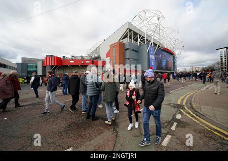 Manchester, Großbritannien. 19. Februar 2023. Fans vor dem Old Trafford Stadium vor dem Spiel während des Premier League-Spiels in Old Trafford, Manchester. Der Bildausdruck sollte lauten: Andrew Yates/Sportimage Credit: Sportimage/Alamy Live News Stockfoto