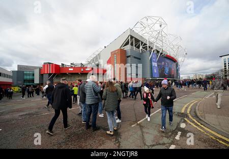 Manchester, Großbritannien. 19. Februar 2023. Fans vor dem Old Trafford Stadium vor dem Spiel während des Premier League-Spiels in Old Trafford, Manchester. Der Bildausdruck sollte lauten: Andrew Yates/Sportimage Credit: Sportimage/Alamy Live News Stockfoto