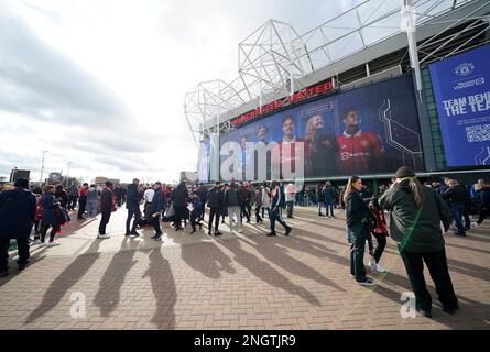 Manchester, Großbritannien. 19. Februar 2023. Fans vor dem Old Trafford Stadium vor dem Spiel während des Premier League-Spiels in Old Trafford, Manchester. Der Bildausdruck sollte lauten: Andrew Yates/Sportimage Credit: Sportimage/Alamy Live News Stockfoto