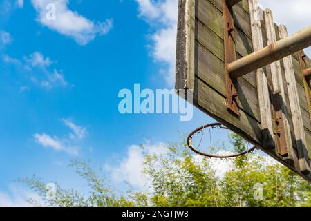 Blick auf Basketballkorb und -brett unter dem blauen Himmel Stockfoto