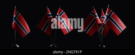 Kleine norwegische Nationalflaggen auf schwarzem Hintergrund. Stockfoto