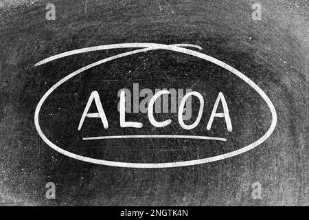 Weiße Kreide mit dem Wort „ALCOA“ (Abkürzung für „attributable“ (zuordenbar), „Lesble“ (leserlich), „Contemporary“ (zeitgleich), „Original“ und „Accurate“ (akkurat)) und Kreisform auf der Stockfoto