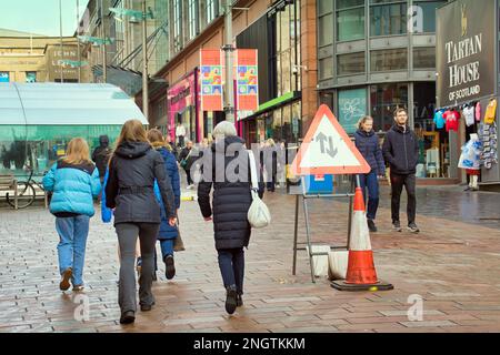 Glasgow, Schottland, Vereinigtes Königreich 19. Februar 2023. Zwei-Wege-Verkehrsschild Shopping in der Buchanan Street, die Stilmeile Schottlands, die die Dystopie im Herzen der Stadt widerspiegelt. Credit Gerard Ferry/Alamy Live News Stockfoto