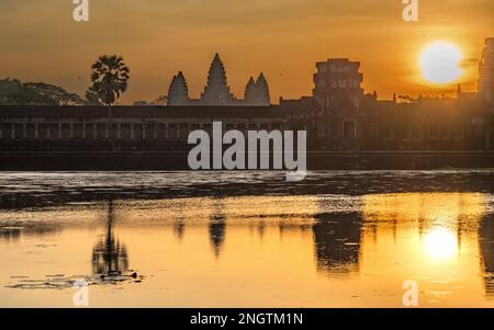 Sonnenaufgang über dem berühmten Angkor Wat Tempel in Kambodscha. Stockfoto