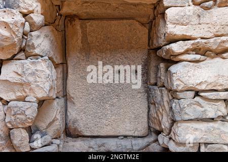 Eine der 3 Tonnen schweren Steintüren des Wüstenschlosses Qasr al-Azraq, Jordanien. Kredit: MLBARIONA/Alamy Stock Photo Stockfoto