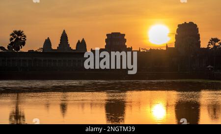 Sonnenaufgang über dem berühmten Angkor Wat Tempel in Kambodscha. Stockfoto