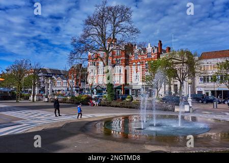 Lord Street, Southport, Merseyside, England, mit dem Diana Princess of Wales Memorial Fountain im Vordergrund. Stockfoto