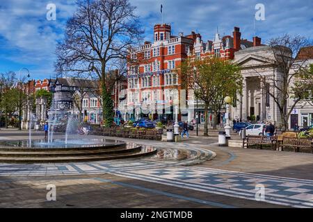 Lord Street, Southport, Merseyside, England, mit dem Diana Princess of Wales Memorial Fountain im Vordergrund. Stockfoto