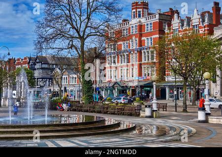 Lord Street, Southport, Merseyside, England, mit dem Diana Princess of Wales Memorial Fountain im Vordergrund. Stockfoto