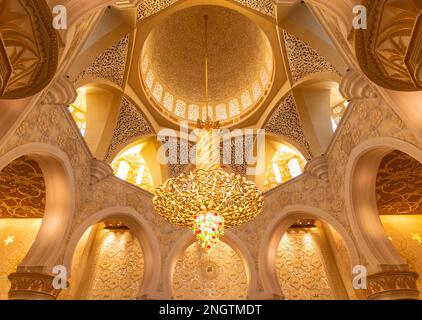 Das Innere der Scheich-Zayid-Moschee mit großem Kristallleuchter. Stockfoto