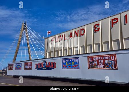 Silcocks Funland Vergnügungszentrum am Southport Pier, Merseyside, England, mit der Marine Way Bridge im Hintergrund. Stockfoto