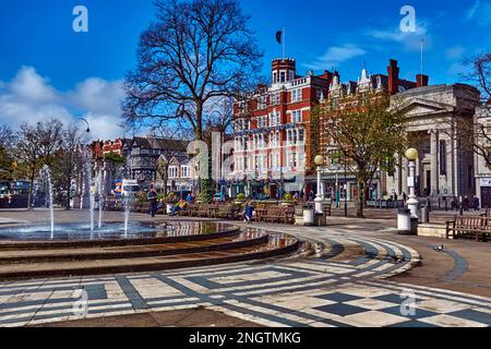 Das Scarisbrick Hotel in Lord Street, Southport, Merseyside, England, mit dem Diana Princess of Wales Memorial Fountain im Vordergrund. Stockfoto