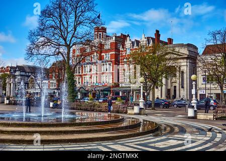 Das Scarisbrick Hotel in Lord Street, Southport, Merseyside, England, mit dem Diana Princess of Wales Memorial Fountain im Vordergrund. Stockfoto